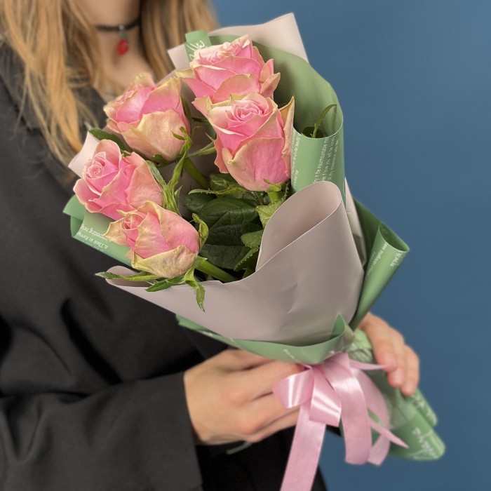 5 розовых роз Роял Атена 40 см